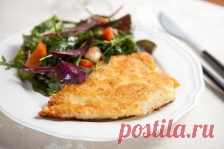 Куриное филе в сырной панировке Ингредиенты: Филе куриное — 1 шт.Яйцо — 1 шт. Сухари панировочные — 0,5 стак. Пармезан тертый (или другой твердый сыр) — 0,5 стак. Соль — по вкусу Перец — по вкусу Масло растительное — для жаркиПриготовление:1....