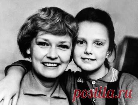 НИНА   ГРЕБЕШКОВА   с   дочерью   ОКСАНОЙ   ГАЙДАЙ.