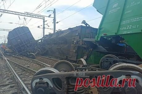 18 пассажирских поездов задержали из-за схода вагонов в российском регионе
