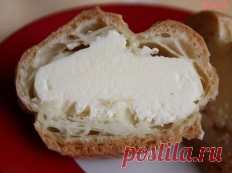 Крем для заварных пирожных

Ингредиенты:
-440 миллилитров молока
-2 яйца
-1 стакан сахара
-2 ст. ложки муки
-2 чайных ложки сливочного масла
-1 чайная ложка ванильного сахара 

В кастрюльке смешаем яйца сахаром. Затем всыплем муку, ванильный сахар и взобьем до однородной массы.
В отдельной посуде молоко доведем до кипения.Дальше молоко вольем тонкой струйкой в приготовленную ранее смесь, при этом, не забывая помешивать.Смесь поставим на огонь и варим, помешивая, до загусте...