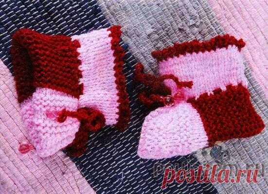 Пинетки спицами розово – бордового цвета