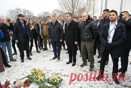 Глава МИД Израиля приехал в Бучу. Глава МИД Израиля Эли Коэн посетил Бучу в ходе официального визита на Украину. Министр возложил венок к братской могиле 116 местных жителей. Помимо этого, он посетил мемориальный комплекс Бабий Яр. Руководитель ведомства уточнил, что его визит в республику должен показать солидарность Израиля с украинским народом.