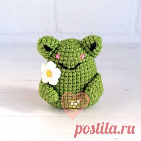 PDF Брелок Лягушонок крючком. FREE crochet pattern; Аmigurumi toy patterns. Амигуруми схемы и описания на русском. Вязаные игрушки и поделки своими руками #amimore - маленький брелок в виде лягушки, лягушонок.