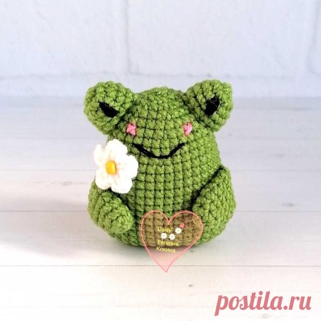 PDF Брелок Лягушонок крючком. FREE crochet pattern; Аmigurumi toy patterns. Амигуруми схемы и описания на русском. Вязаные игрушки и поделки своими руками #amimore - маленький брелок в виде лягушки, лягушонок.