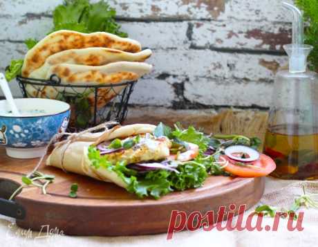 Гирос из курицы с соусом дзадзики и овощами. Ингредиенты: куриное филе, помидоры, лук красный