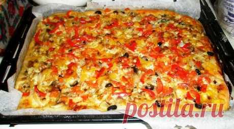 Пицца по-царски)))

Пицца получается очень вкусной, тем более, что есть полная свобода в выборе начинки. Тесто не толстое, вкусное. И хоть она требует затрат некоторого времени, вы сможете порадовать ею всю семью и гостей. Приятного аппетита!

Ингредиенты:
тесто расчитано на две очень большие пиццы, весь кусок теста весит 1кг 200гр.
у кого семьи не большие берите половину порции продуктов!!!

тесто: 
2 яйца разбить вилкой и смешать с
100 гр постного масла
2 чайн. ложки сол...