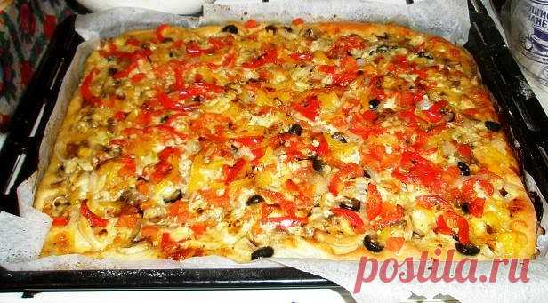 Пицца по-царски)))

Пицца получается очень вкусной, тем более, что есть полная свобода в выборе начинки. Тесто не толстое, вкусное. И хоть она требует затрат некоторого времени, вы сможете порадовать ею всю семью и гостей. Приятного аппетита!

Ингредиенты:
тесто расчитано на две очень большие пиццы, весь кусок теста весит 1кг 200гр.
у кого семьи не большие берите половину порции продуктов!!!

тесто: 
2 яйца разбить вилкой и смешать с
100 гр постного масла
2 чайн. ложки сол...
