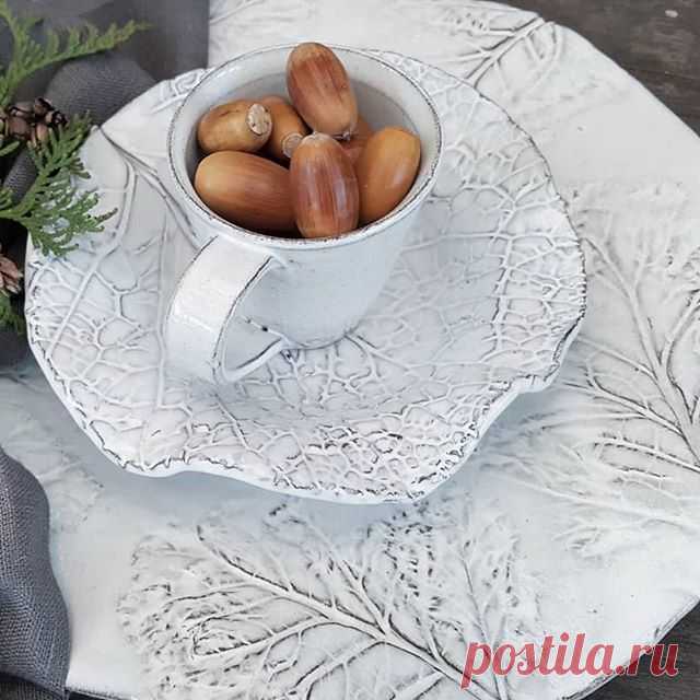 Provade att göra lite tallrikar med tryck av grönkål och Savoykål, de får följa med till julmarknaden 👍
Made some plates with print of two sorts of kale, they will come along to the Christmas market👍
.
.
.
.
.
#keramik #ceramiclicious #ceramicplate #keramikfat #ceramic #handbuilt #vakrehjemoginteriør #decorate #stoneware #kitchenware #kinfolktable #kinfolk #plates #plate #handmadeceramics #claycraft #pottersofinstagram #pottery #ceramicreview #instapottery