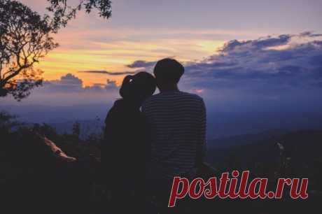 Как в жизни этой побороть тоску
Где смысла нет, и руки опустились
Где сумерки, вокруг тебя сгустились
А ты ступил на хрупкую доску?

Где нервы стали тоньше волоска
В груди до жути мерзко, неспокойно
Лишь годы серебрятся у виска
Несут свой шёпот, тихо, непристойно.

Где память, как на зло не уступает
Ведь к каждому замку, своя отмычка
Вот только сердце и душа, не знают
Кто рядом был, любовь, или привычка.

Познать судьбы стремление слепое
Чем можно пренебречь, чем дорожить?...