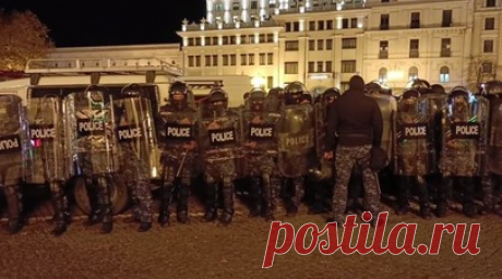 В Тбилиси до утра продолжались столкновения протестующих с полицией — видео. 32 сотрудника МВД Грузии пострадали в ходе ночных протестов в Тбилиси перед зданием парламента, сообщили в МВД страны. У некоторых из них тяжёлые травмы головы и глаз, нескольким потребовалась операция. Задержаны 43 демонстранта. Также в соцсетях пишут, что провокаторы нападали на полицейских и пытались лазерами ослепить их. Сейчас стычки прекратились. Акцию начали после решения властей заморозить до конца 2028 года…