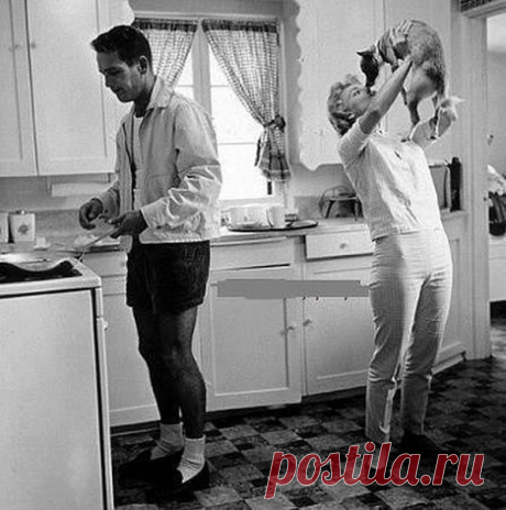 «Счастье в браке — это не то, что просто случается. Хороший брак должен быть создан. Никогда не поздно держаться за руки. Говорить «Я люблю тебя» хотя бы раз в день. Не ложиться спать в ссоре. Ни при каких обстоятельствах не воспринимать действия друг друга само собой разумеющимися. Ухаживания не должны заканчиваться вместе с медовым месяцем, они должны длиться всю жизнь. Вместе идти по жизни. Сформировать круг любви, который соберет всю семью. Делать что-то друг для друга не из соображений…