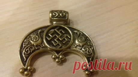 Лунница еще.Не реконструкция правда, но красивая