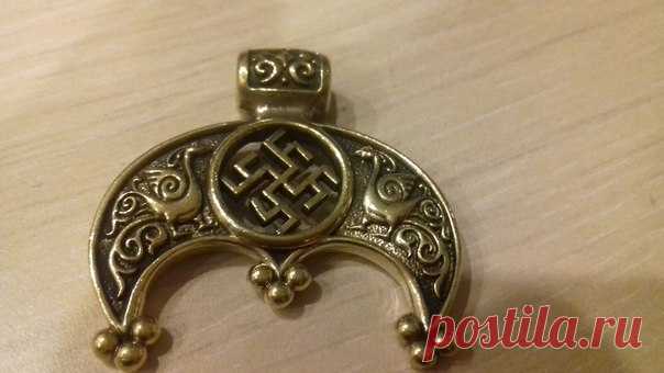 Лунница еще.Не реконструкция правда, но красивая