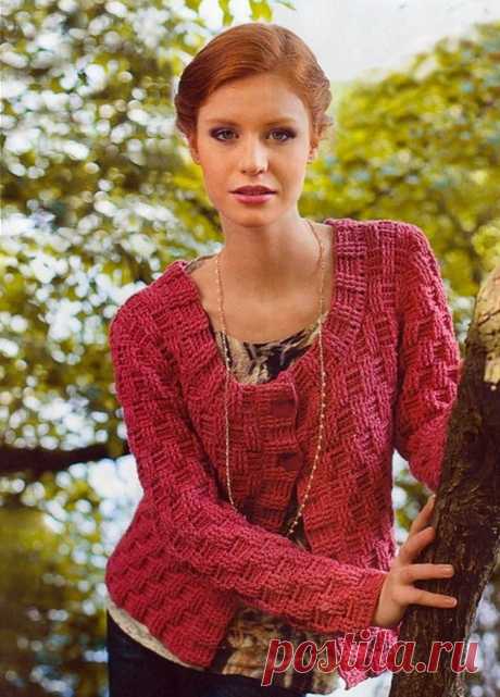Жакет плетёным узором - Клуб-ок Размеры: 38/40 (42/44) Для жакета потребуется: 750 (800) г малиновой пряжи (55% шерсти, 45% хлопка, 117 м/50 г); крючок № 4 и 2 розовые пуговицы. Основной узор — плетёнка из столбиков с накидом: число петель кратно 8 + 5. Вязать по схеме. С 1-го по 10-й ряд выполнить 1 раз, затем повторять с 3-го по […]