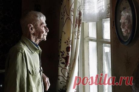 /Старость... Она такая... /
Старость… Она такая… 
Светит в окне ночник… 
Память свою листая, 
Плакал седой старик… 
Выросли дети, внуки… 
Правнуки подросли… 
Эти в морщинах руки 
Стольких во тьме вели… 
Стольких в беде спасали, 
Не попросив взамен… 
Спрятаны в шкаф медали. 
Дом – равнодушный плен… 
Кажется, что же надо? 
Тёплая есть еда, 
Близкие люди рядом, 
Список лекарств, вода… 
Только ему казалось, 
Будучи молодым, 
Что вот такая старость 
Не уживётся с ним… 
С фронта его ребята 
Снятся е