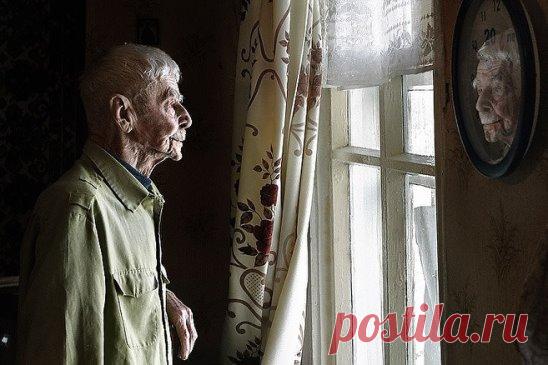 /Старость... Она такая... /
Старость… Она такая… 
Светит в окне ночник… 
Память свою листая, 
Плакал седой старик… 
Выросли дети, внуки… 
Правнуки подросли… 
Эти в морщинах руки 
Стольких во тьме вели… 
Стольких в беде спасали, 
Не попросив взамен… 
Спрятаны в шкаф медали. 
Дом – равнодушный плен… 
Кажется, что же надо? 
Тёплая есть еда, 
Близкие люди рядом, 
Список лекарств, вода… 
Только ему казалось, 
Будучи молодым, 
Что вот такая старость 
Не уживётся с ним… 
С фронта его ребята 
Снятся е