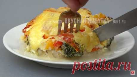 Вкусная минутка возвращается, и сегодня она представляет невероятно сытную, питательную и безумно аппетитную запеканку с куриным филе и овощами! Такое блюдо не оставит равнодушным никого, накормит до отвала и заставит попросить вас еще, еще и еще больше добавки. Попробуйте! Это очень просто и невероятно вкусно!