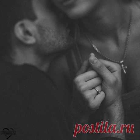 Ты однажды вспомнишь о той, Что хотела всегда быть рядом. Засыпая в кровати с тобой, Укрывала тебя одеялом. Ты измучаешь душу свою От желания к ней прикоснуться, Провести ладонью по лбу, В ее волосы вновь окунуться. Станет время, как каучук - Будут медленно дни меняться. Ты захочешь в тепле ее рук Каждый будний день растворяться. Будешь взглядом сверлить потолок, Пока рядом с тобой другая. Ты сказать ей опять не смог, Что она для тебя чужая. И сжимая в руке телефон, Вспоминать будешь той…