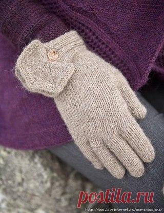 Перчатки Fluorite от дизайнера Norah Gaughan

 
Единый размер. На окружность руки 20 см.

Материалы: 100 г пряжи (50% шерсть альпака экстра, 50% перуанская шерсть, 133 м/50 г) типа «Ultra Alpaca Light» от Berroco; чулочные спицы № 2,75 и № 3,75; 2 пуговицы диаметром 1 см.

Плотность вязания: 23 п. и 32 круг, ряда лиц. глади на спицах № 3,75 = 10 х 10 см.

Мотив (4 шт.): на чулочные спицы № 3,75 набрать 42 п. Вязать рядами «туда-обратно».

1-3-й ряды: ЛП. 4-й ряд (лиц.): 1 ...