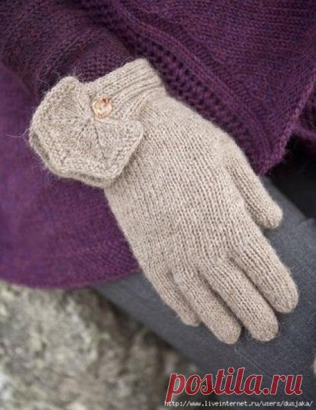 Перчатки Fluorite от дизайнера Norah Gaughan

 
Единый размер. На окружность руки 20 см.

Материалы: 100 г пряжи (50% шерсть альпака экстра, 50% перуанская шерсть, 133 м/50 г) типа «Ultra Alpaca Light» от Berroco; чулочные спицы № 2,75 и № 3,75; 2 пуговицы диаметром 1 см.

Плотность вязания: 23 п. и 32 круг, ряда лиц. глади на спицах № 3,75 = 10 х 10 см.

Мотив (4 шт.): на чулочные спицы № 3,75 набрать 42 п. Вязать рядами «туда-обратно».

1-3-й ряды: ЛП. 4-й ряд (лиц.): 1 ...