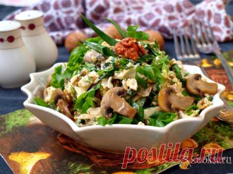 Салат с курицей, шампиньонами и яйцом Предлагаю вам сытный и вкусный салат с курицей, шампиньонами и яйцом. Такой салат замечательно сочетается с картофельными гарнирами, макаронами и кашами без мяса. Можно приготовить такой салат и на праздник.