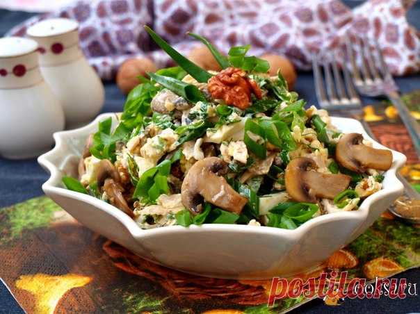 Салат с курицей, шампиньонами и яйцом Предлагаю вам сытный и вкусный салат с курицей, шампиньонами и яйцом. Такой салат замечательно сочетается с картофельными гарнирами, макаронами и кашами без мяса. Можно приготовить такой салат и на праздник.