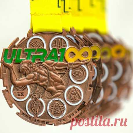 Для Ultra 100 на нашем производстве было изготовлено целых 2 вида наград!

Для участников Danger zone ultra и для участников Марафона.
Награды разных форм и цветов:
для  Danger zone ultra треугольная медаль, цвет металла,
для марафонцев круглая, бронзового цвета.
Объединяют награды Ultra 100 2022 года стилистика и цвет эмали - фирменные цвета - желтый и зеленый.

На нашем производстве вы можете заказать награды любой формы и размера.