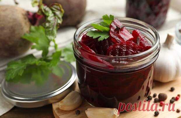 Маринованная свекла: 7 рецептов вкусных заготовок - Будет вкусно - Медиаплатформа МирТесен Свекла — поистине универсальный продукт. С ней можно сделать супы, салаты, закуски. Но вот приготовление свеклы часто требует много терпения, ведь некоторые экземпляры варятся до 2 часов. Чтобы не тратить драгоценное время, попробуйте приготовить корнеплод заранее. Редакция «Едим Дома» собрала 7 - 8 октября - 43963128680 - Медиаплатформа МирТесен