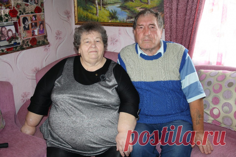 КТО ПЕРВЫЙ ВСТАЛ, ТОГО И ТАПКИ
Несмотря на то, что со дня свадьбы минуло 50 лет, в семье по-прежнему живет любовь.
«Ну как в такого было не влюбиться?!»: супруги с 50-летним стажем поделились своим секретом счастья