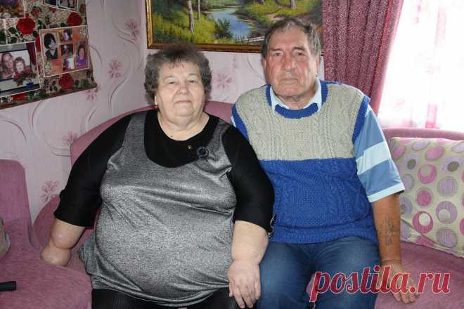 КТО ПЕРВЫЙ ВСТАЛ, ТОГО И ТАПКИ
Несмотря на то, что со дня свадьбы минуло 50 лет, в семье по-прежнему живет любовь.
«Ну как в такого было не влюбиться?!»: супруги с 50-летним стажем поделились своим секретом счастья