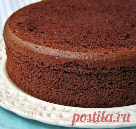 🍴 ШОКОЛАДНЫЙ БИСКВИТ🍴 
 
🍴Ингредиенты: 🍴 
 
🔹 Яйца куриные — 4 шт 
🔹 Мука — 100 г 
🔹 Какао — 50 г 
🔹 Сахар — 200 г 
🔹 Масло сливочное — для смазывания формы 
 
🍴Приготовление:🍴 
 
🔹1. Для приготовления правильного и пышного бисквита нужны качественные куриные яйца, которые аккуратно разделяются на желтки и белки. Миску с белками убираем в холодильник, чтобы они успели остыть и лучше взбивались. А к желткам добавляем 100 грамм сахара. Затем включаем миксер на вы...