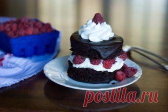 Шоколадное пирожное из цуккини со взбитыми сливками и малиной - рецепт с фото