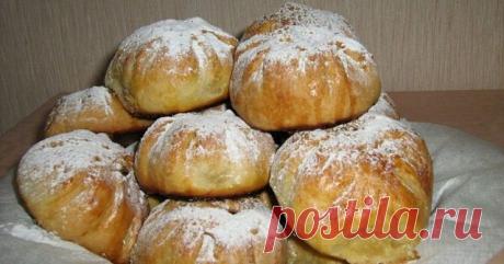 ПИРОЖКИ С ЯБЛОКАМИ
ИНГРЕДИЕНТЫ:
● Сливочное масло - 200 г 
● Сахар - 150 г 
● Сметана - 110 г 
● Яйцо - 3 шт. 
● Яичный желток - 1 шт. 
● Ванилин - 2 г 
● Пшеничная мука - 500 г 
● Разрыхлитель - 10 г 
● Яблоко - 5 шт.
ПРИГОТОВЛЕНИЕ:
Смешайте ванилин с 130 г сахара-песка и яйцами. Добавьте сметану, разрыхлитель и просеянную муку.

Влейте растопленное масло. Замесите тесто, заверните его в целлофановую пленку и положите ненадолго в холодильник.

В это время очистите яблоки ...