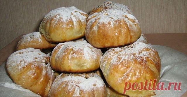 ПИРОЖКИ С ЯБЛОКАМИ
ИНГРЕДИЕНТЫ:
● Сливочное масло - 200 г 
● Сахар - 150 г 
● Сметана - 110 г 
● Яйцо - 3 шт. 
● Яичный желток - 1 шт. 
● Ванилин - 2 г 
● Пшеничная мука - 500 г 
● Разрыхлитель - 10 г 
● Яблоко - 5 шт.
ПРИГОТОВЛЕНИЕ:
Смешайте ванилин с 130 г сахара-песка и яйцами. Добавьте сметану, разрыхлитель и просеянную муку.

Влейте растопленное масло. Замесите тесто, заверните его в целлофановую пленку и положите ненадолго в холодильник.

В это время очистите яблоки ...