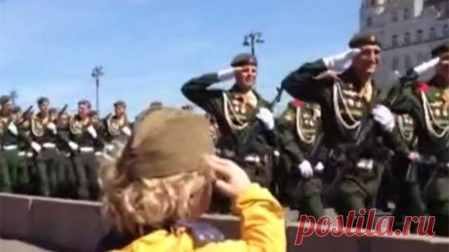 Запад покорил мальчик, которому военные отдавали честь на параде в Москве | РЕН ТВ