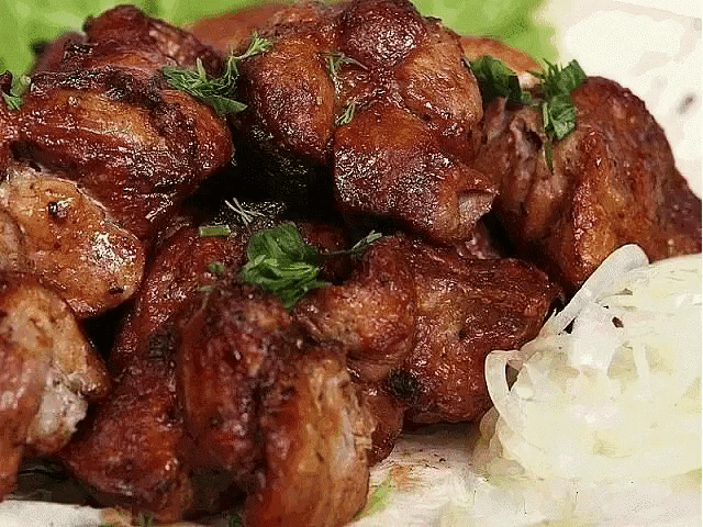 Вкусное мясо в духовке: мягкое, сочное и очень нежное получается
Необходимые продукты: 
● 1 кг. мяса (любого); 
● 2 ст. л. мëда; 
● 1 ст. л. лимонного сока; 
● 1 ст. л. сметаны; 
● свежая зелень; 
● соль, перец и другие специи по вкусу. 
Приготовление: 
1. Нарежь мясо кусками средней величины и смешай с мелко порубленной зеленью. 
2. Добавь выжатый лимонный сок и мëд. Посоли, поперчи и добавь другие специи по желанию. 
3. Поставь в холодильник на 2-3 часа, чтобы мясо замариновалось. 
4. П