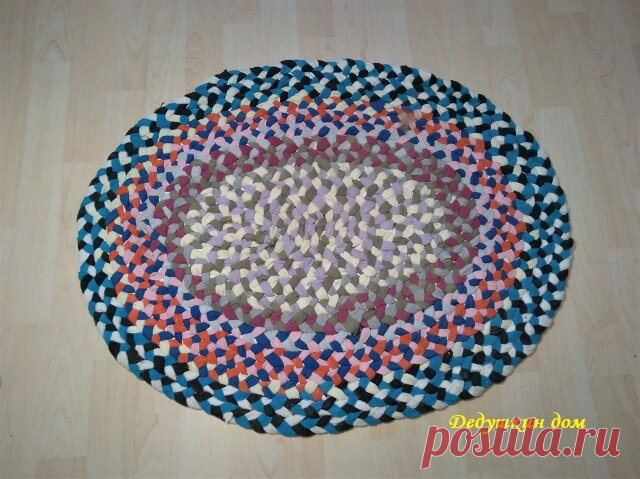 Чудесные превращения старой одежды. Как я избавляюсь от ненужных вещей в гардеробе, превращая их в коврики. | Дедушкин дом | Яндекс Дзен