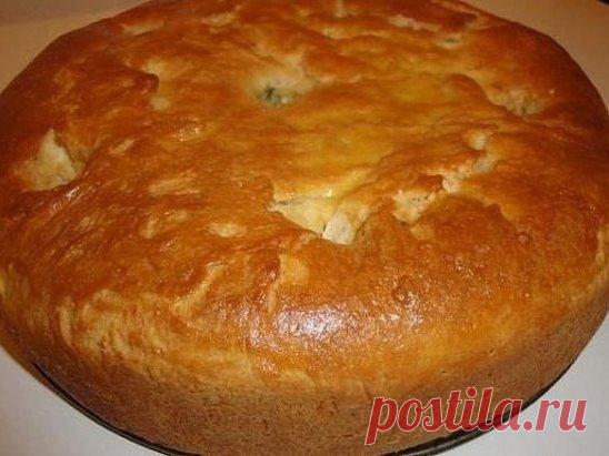 Тесто для любого пирога
Ингредиенты:
3,5 стакана муки,
1 стакан кефира,
200 гр. маргарина,
1 яйцо,
сода - 1 ч. ложка,
яйцо для смазки верха пирога.
Способ приготовления:
Маргарин натереть на терке, добавить яйцо, соду, кефир, муку. Вымесить тесто и положить в холодильник примерно на 1 час.
Затем раскатываем пласт, складываем вдвое, раскатываем, еще раз вдвое (наподобие слоеного).
Выкладываем начинку: мясной фарш + картошка, либо любые сладкие начинки, все зависит от вашей фантазии и вкуса.
Зак