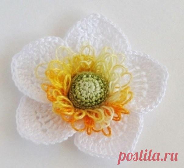 Вяжем красивый цветок