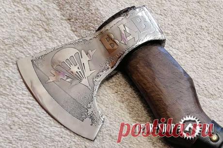 Топор ручной работы ВДВ


Новый топор ВДВ, который в ближайшее время по нашему  мнению станет легендарным, так как посвящен нашим  войскам быстрого реагирования, как ВДВ. Если расшифровать данную аббревиатуру, то она означает - воздушно-десантные  войска. Они были созданы еще в далеком 1930 году. Многие молодые люди до сих пор …….