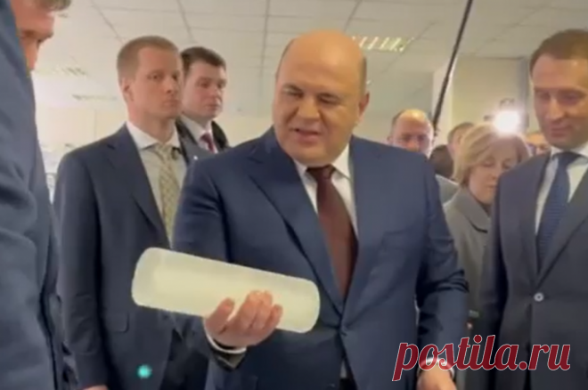 Мишустину показали самый дорогой лед в мире. Куску замороженной воды несколько сотен тысяч лет.
