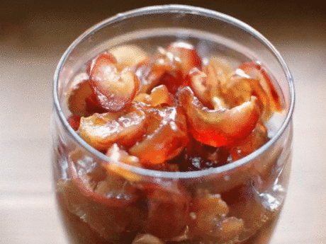 Сухое варенье из яблок. 
Приготовление: Для этого изысканного десерта лучше брать кисло-сладкие яблоки или яблоки сладких сортов. Нарежь каждое яблоко на тонкие ломтики и плотно уложи их на противень, сверху присыпь сахаром, корицей и лимонной кислотой. 
Помести яблоки в разогретую до 200 градусов духовку на 25 минут. После этого разложи яблоки на пергаменте, слегка присыпанном сахаром, оставь сушится на 2–3 дня. Также можно использовать для этой цели электросушилку или духовку с вентилятором