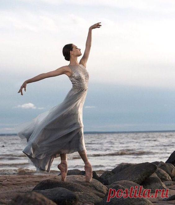 Если отчаянье жмет и в душе твоей пусто… 
Волю в узду и ладони сжимай в кулаки… 
Помни, счастливою быть — это тоже искусство, 
Даже тогда, когда рвет тебя всю на куски. 
Голову выше… Смелей… От бедра прямо в небо… 
Не забывай, всем подряд лучше точно не знать… 
Помни, как важно всегда быть для всех королевой...