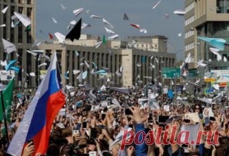 Более 40 процентов из желающих уехать из России — молодежь Опрос «Левада-центра» среди желающих уехать из страны на постоянное место жительства показал, что 41 процент из них — молодые люди от 18 до 24 лет, сообщает «Интерфакс» со ссылкой на опрос «Левада-центра».