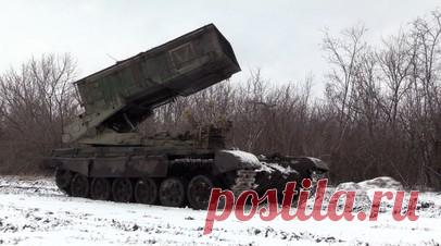 Боевая работа расчётов ТОС-1А «Солнцепёк» в районе Угледара — видео. Расчёты тяжёлых огнемётных систем ТОС-1А «Солнцепёк» группировки войск «Восток» уничтожают опорные пункты ВСУ в районе Угледара на Южно-Донецком направлении. ТОС-1А «Солнцепёк» предназначена для уничтожения оборонительных сооружений противника, спастись от её удара невозможно ни в одном блиндаже. Огнемётная система несёт 24 заряда, они вылетают всего за шесть секунд. По словам командира «Солнцепёка» с позывным Ефим, расчёт…