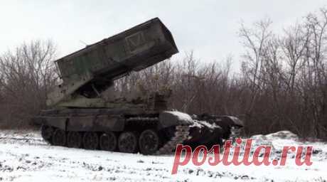Боевая работа расчётов ТОС-1А «Солнцепёк» в районе Угледара — видео. Расчёты тяжёлых огнемётных систем ТОС-1А «Солнцепёк» группировки войск «Восток» уничтожают опорные пункты ВСУ в районе Угледара на Южно-Донецком направлении. ТОС-1А «Солнцепёк» предназначена для уничтожения оборонительных сооружений противника, спастись от её удара невозможно ни в одном блиндаже. Огнемётная система несёт 24 заряда, они вылетают всего за шесть секунд. По словам командира «Солнцепёка» с позывным Ефим, расчёт…