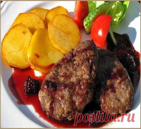 ТОП - 5 САМЫХ ВКУСНЫХ КОТЛЕТОК И ТЕФТЕЛЕЙ 

1. ПЫШНЫЕ И СОЧНЫЕ КОТЛЕТКИ

ИНГРЕДИЕНТЫ:
● 2 стакана мясного фарша
● 1 стакан мелко рубленой капусты
● 2 моркови
● 2 луковицы
● 6 столовых ложек манной крупы
● черный молотый перец
● соль

ПРИГОТОВЛЕНИЕ:
Для этих котлет можно брать любой фарш: из куриного они будут постными и потребуют подливы, как в моем случае, из жирного свиного - сочными и хорошо пойдут без всяких соусов. Можно добавлять в куриный фарш свиное сало. Измельчае...