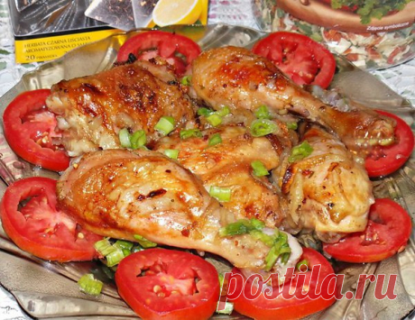 Курочка,маринованная в минеральной воде.
Вариантов маринования курицы масса,хочу предложить вам рецепт с использованием минеральной воды,получается нежная очень вкусная курочка с румяной корочкой.
Наташка Кондратюк
Ингредиенты:
Курица — 2 кг
Лук — 500 г
Чеснок 3-4 зубчика
Газированная минеральная вода — 1 л
Растительное масло — 2 ст. ложка
Соль — по вкусу

Специи для курицы— по вкусу

Приготовление:
Курицу помыть и обсушить.Порезать его порционными кусочками.Лук почистить и порезат