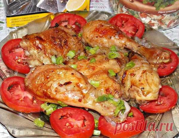 Курочка,маринованная в минеральной воде.
Вариантов маринования курицы масса,хочу предложить вам рецепт с использованием минеральной воды,получается нежная очень вкусная курочка с румяной корочкой.
Наташка Кондратюк
Ингредиенты:
Курица — 2 кг
Лук — 500 г
Чеснок 3-4 зубчика
Газированная минеральная вода — 1 л
Растительное масло — 2 ст. ложка
Соль — по вкусу

Специи для курицы— по вкусу

Приготовление:
Курицу помыть и обсушить.Порезать его порционными кусочками.Лук почистить и порезат