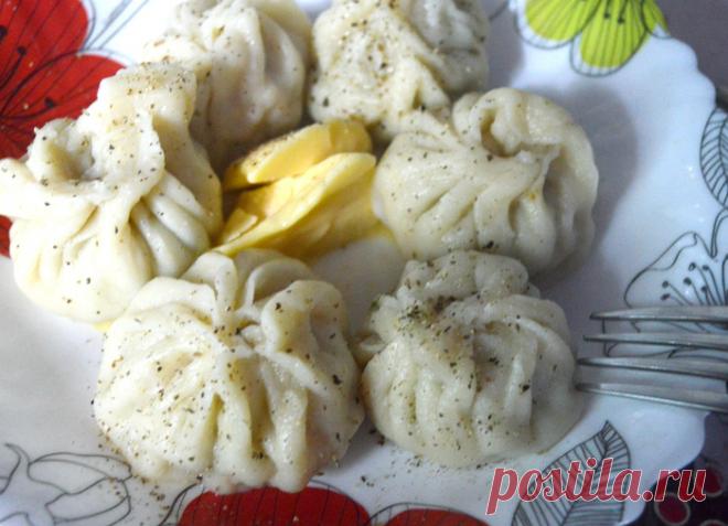 ХИНКАЛИ Танцы от плиты и до компа !!







Хинкали традиционно готовят на простом базовом тесте. Для его изготовления муку просеиваем горкой на рабочую поверхность, добавляем соль. Формируем углубление и вво…